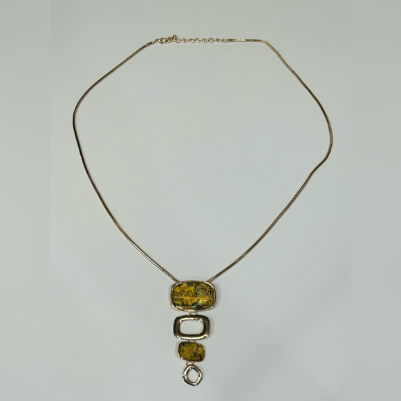 Elegant Gold Tone Necklace with Green Accents - Picture 5 of 5
